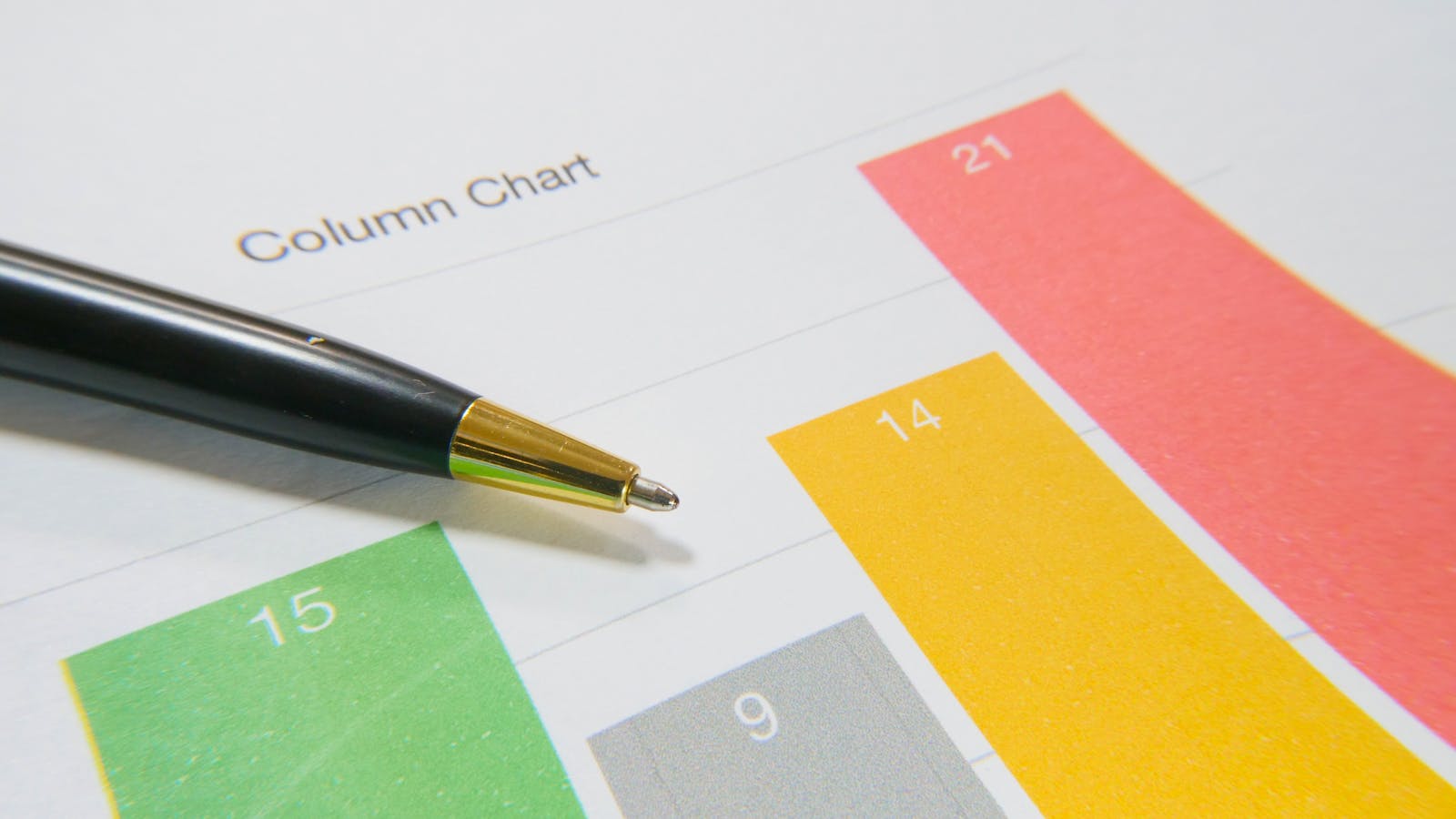 Stylo posé sur un graphique à barres colorées représentant un budget